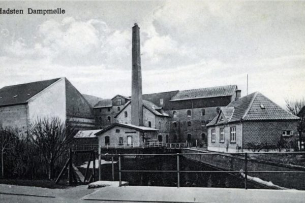 Hadsten Dampmølle 1920 med skorsten og kontorbygning