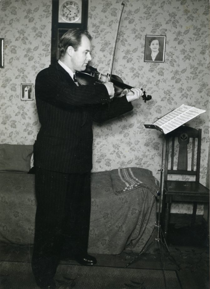 Anders Kærsgaard spiller violin